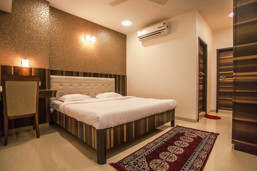 שירדי Hotel Sai Moreshwar חדר תמונה
