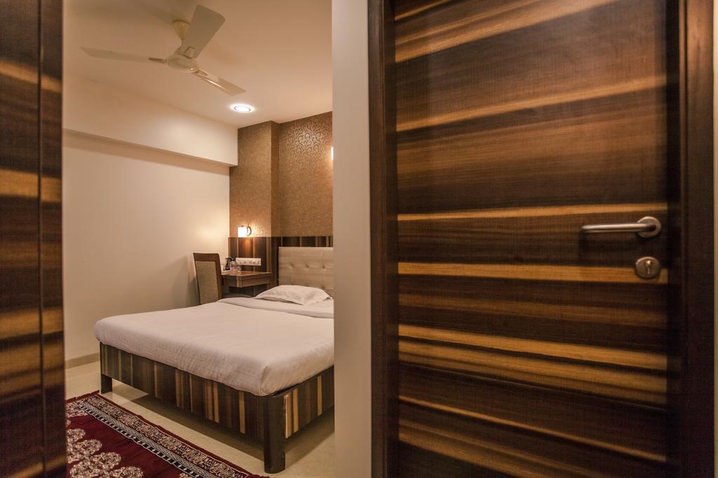שירדי Hotel Sai Moreshwar חדר תמונה